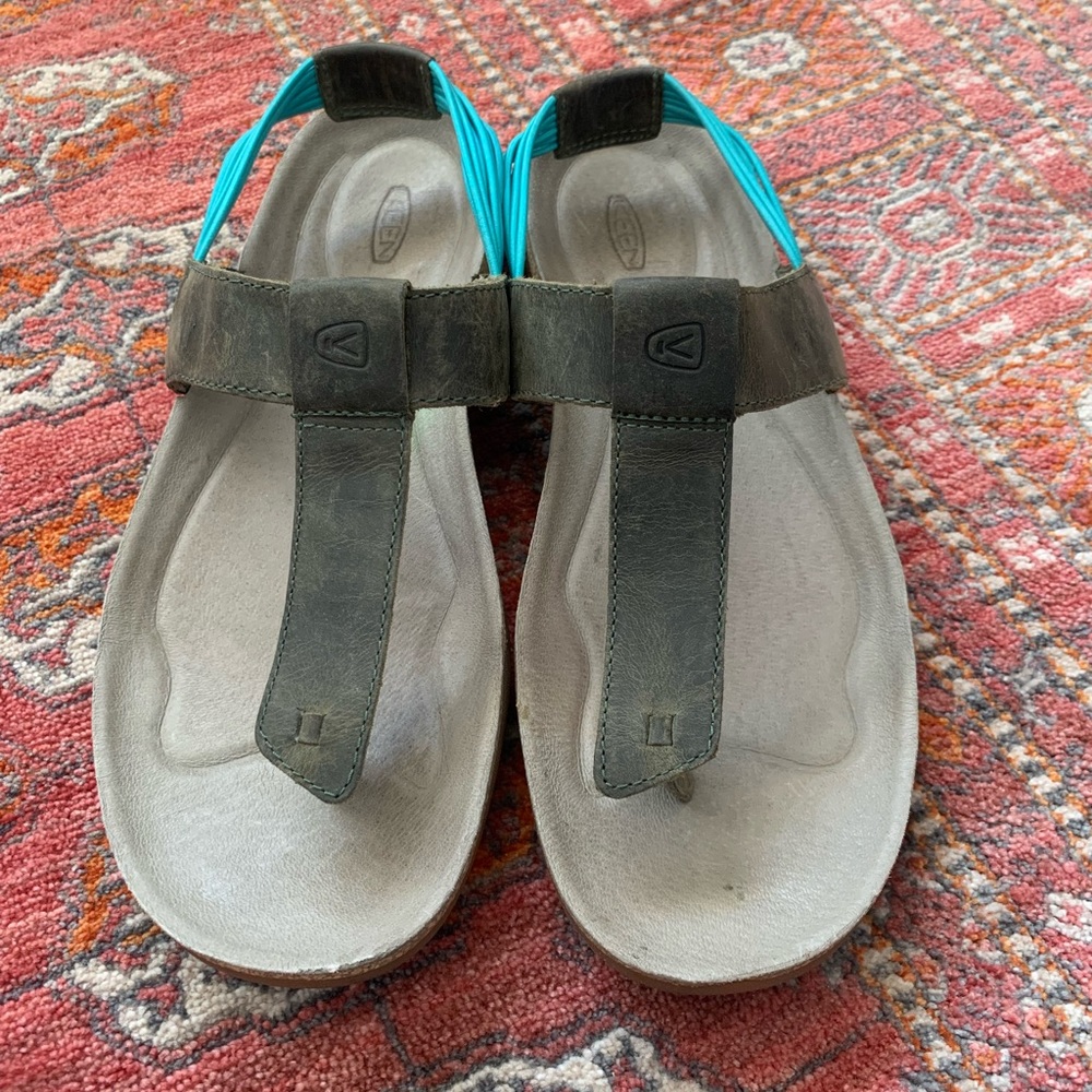 Keen flip flops with elastic strap
